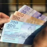 Close-up of hands counting Bank Al-Maghrib 20, 100, and 200 dirham banknotes to show do I need cash in Morocco.